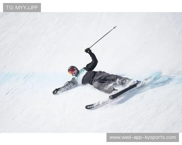 自由式滑雪大跳台选手在训练中完成多次高质量落地